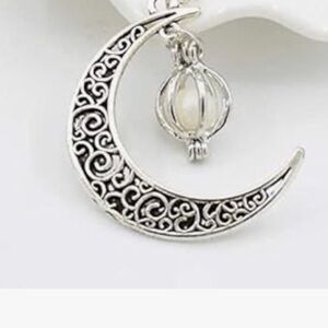 Elegant Silver Crescent Moon Pendant Necklace Glow